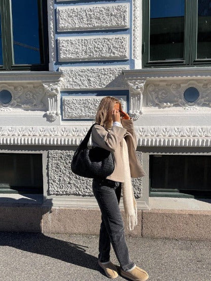 Liva | Half-moon shoulder bag