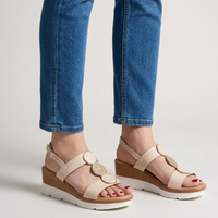 Gelvane | Wedge sandal with decorative disc detail
